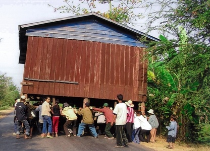 Amazing Moving Photo: It Takes a Village to Move!