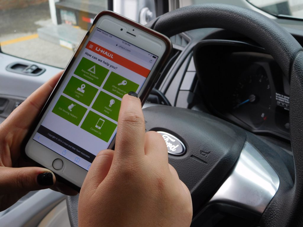 Customer using Truck Share 24/7