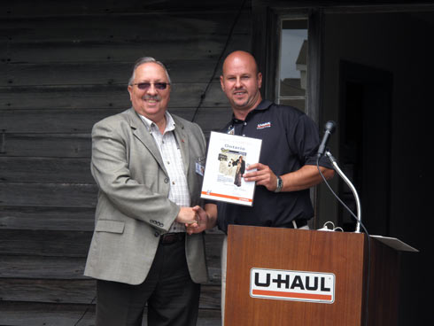 MCP Spelic presents a plaque to Bob Bailey, MPP Sarnia-Lambton. 