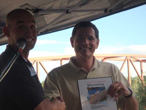 MCP Mike Kemp (Co. 720) presents a plaque to U.S. Senator John Barrasso.